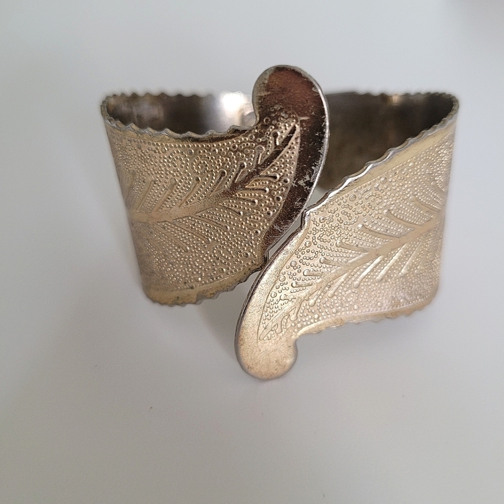 Vintage etched leaf hinged bracelet